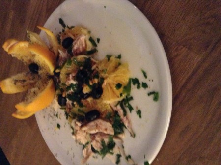 Filetto di sgombro con salsa all'arancia e olive nere